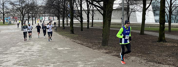 Winterlaufserie München 2023 Teil 3: Lauf über 20 km und Faschingslauf über 10 km am 04.01.2023 im Olympiapark, München (©Foto: Martin Schmitz)